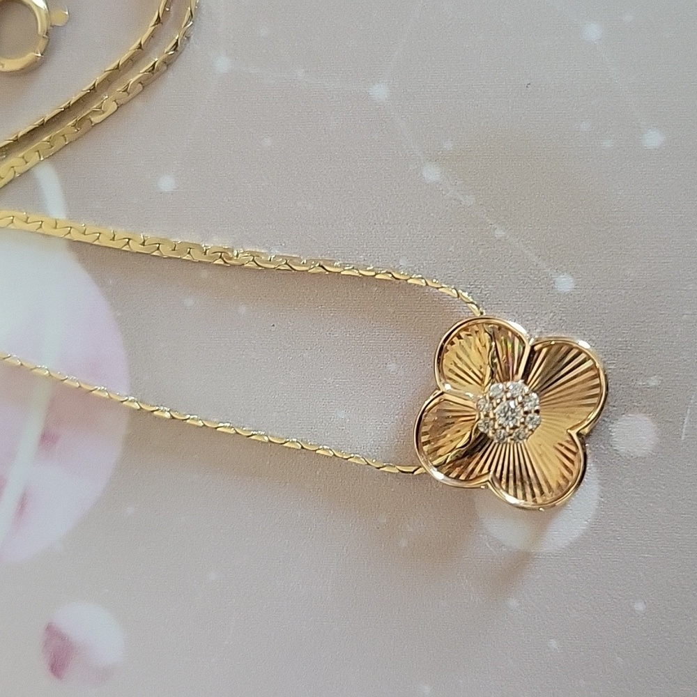 18k solid gold Diamonds clover Pendant Only Traded